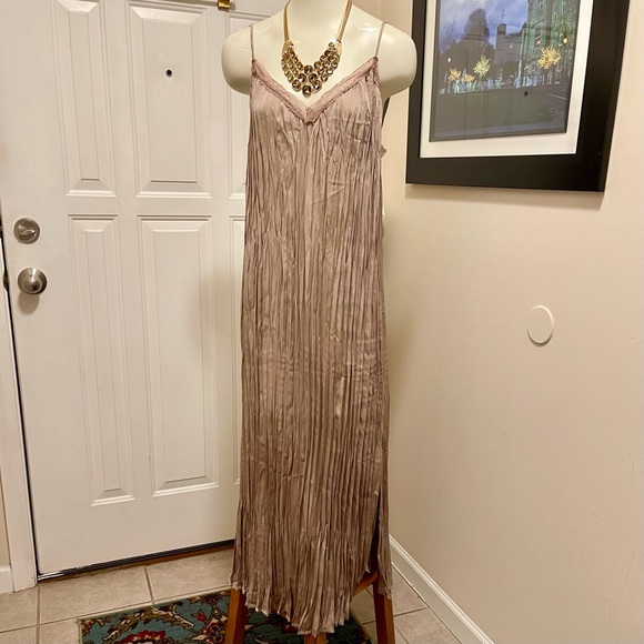 H&M Dresses & Skirts - H & M CRINKLE FABRIC NUDE WITH LACE TRIM MIDI DRESS MISSES SIZE XL NWOT